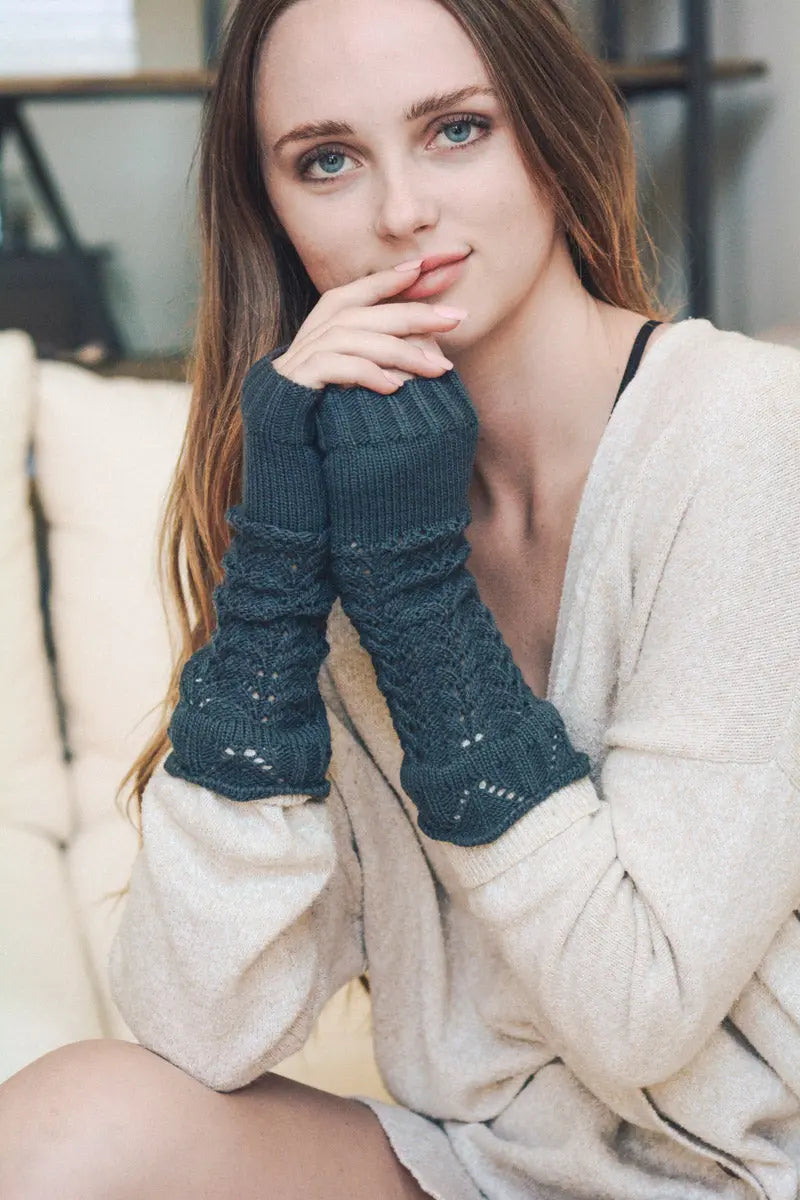 Texting-Friendly Arm Warmers – Trendy Winter Essentials ❄️📱