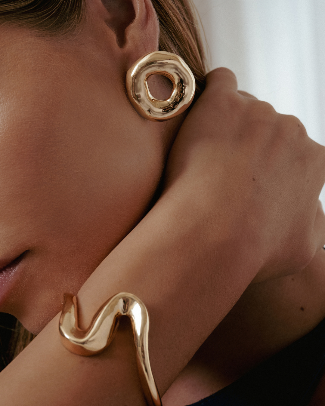 Mary Abstract Melted Circle Earrings Gold
